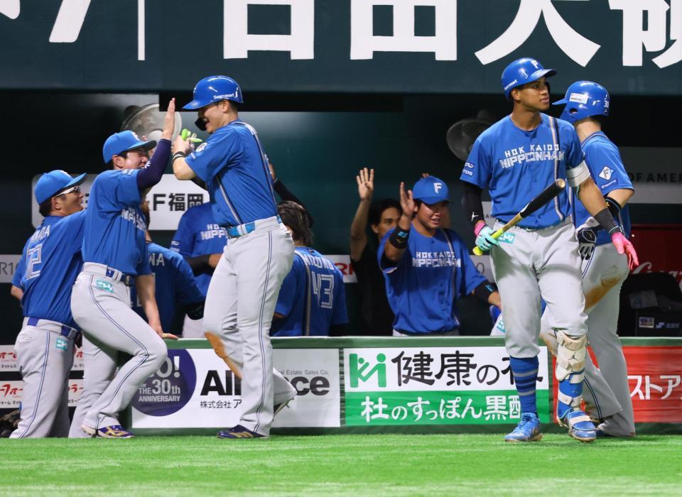 　５回、適時二塁打を放ち、ナインに迎えられる清宮幸（中央）＝撮影・中島達哉