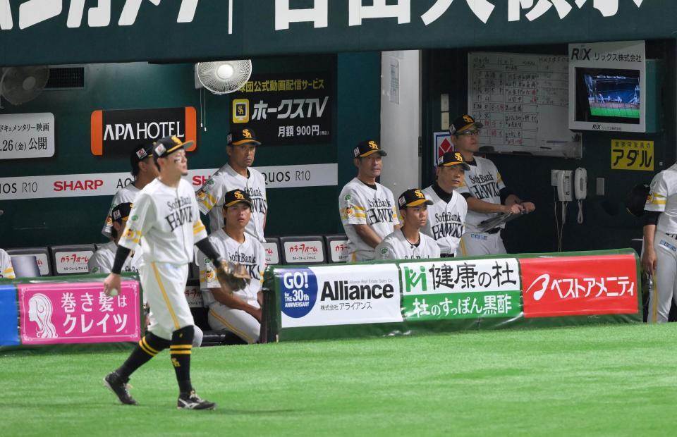 　６回、山川のダブルエラーで追加点を許し、静まりかえるソフトバンクベンチ（撮影・伊藤笙子）