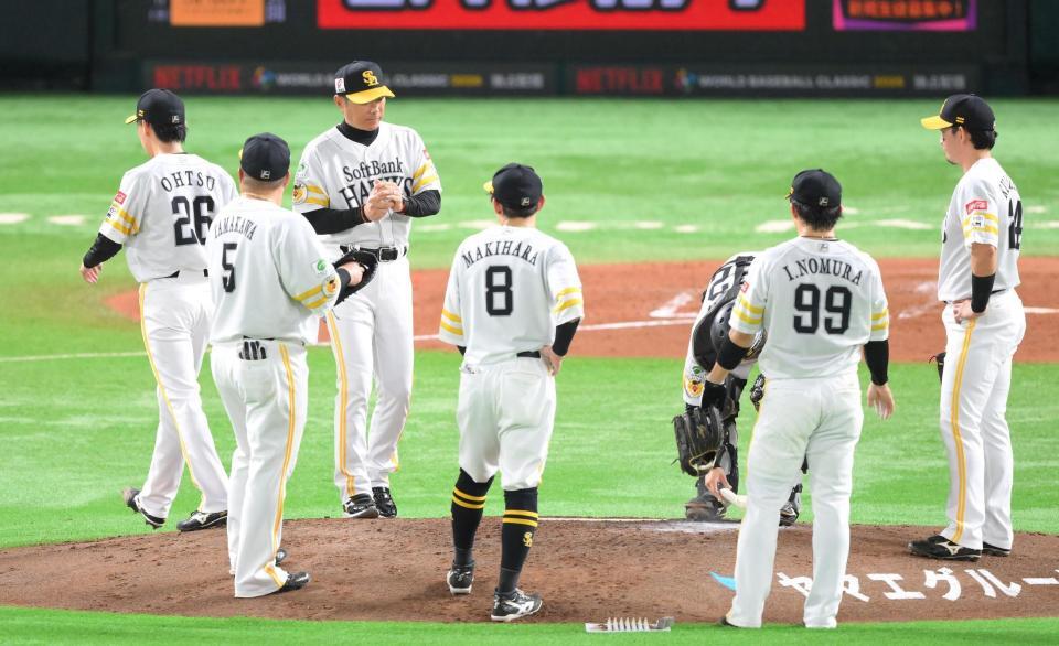 　４回、先制を許した大津（左端）を交代させる小久保監督（左から３人目）＝撮影・伊藤笙子