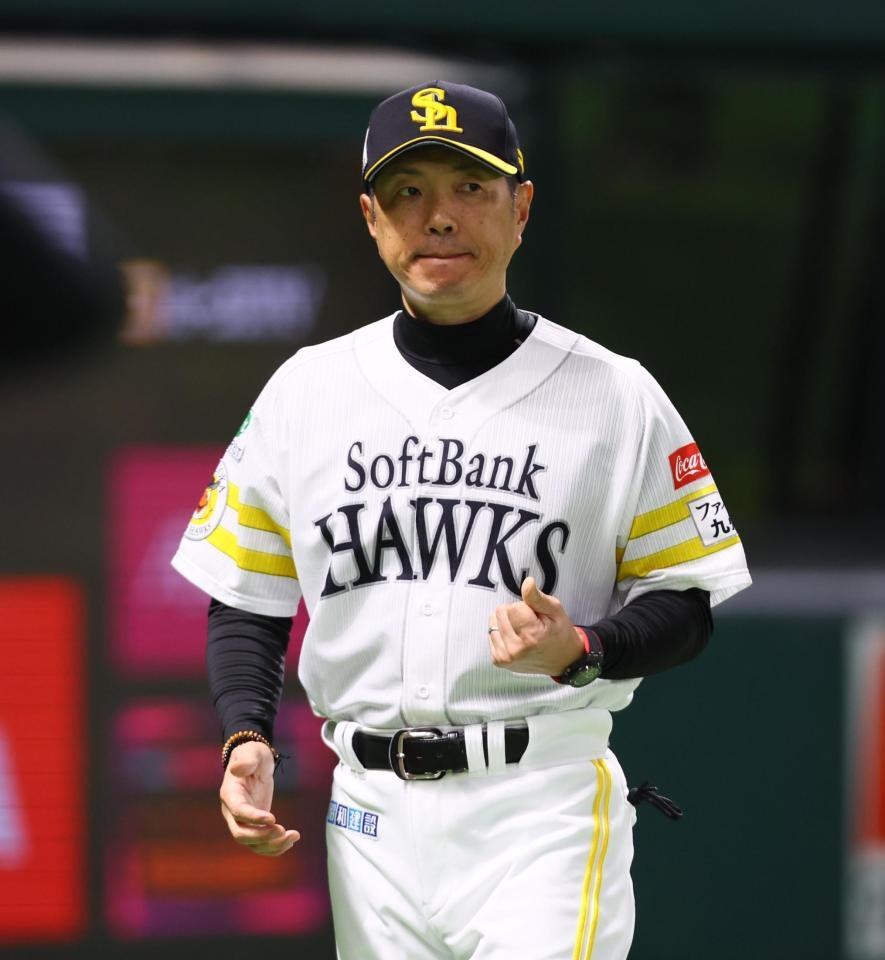 ７回、選手交代を告げる小久保監督（撮影・中島達哉）