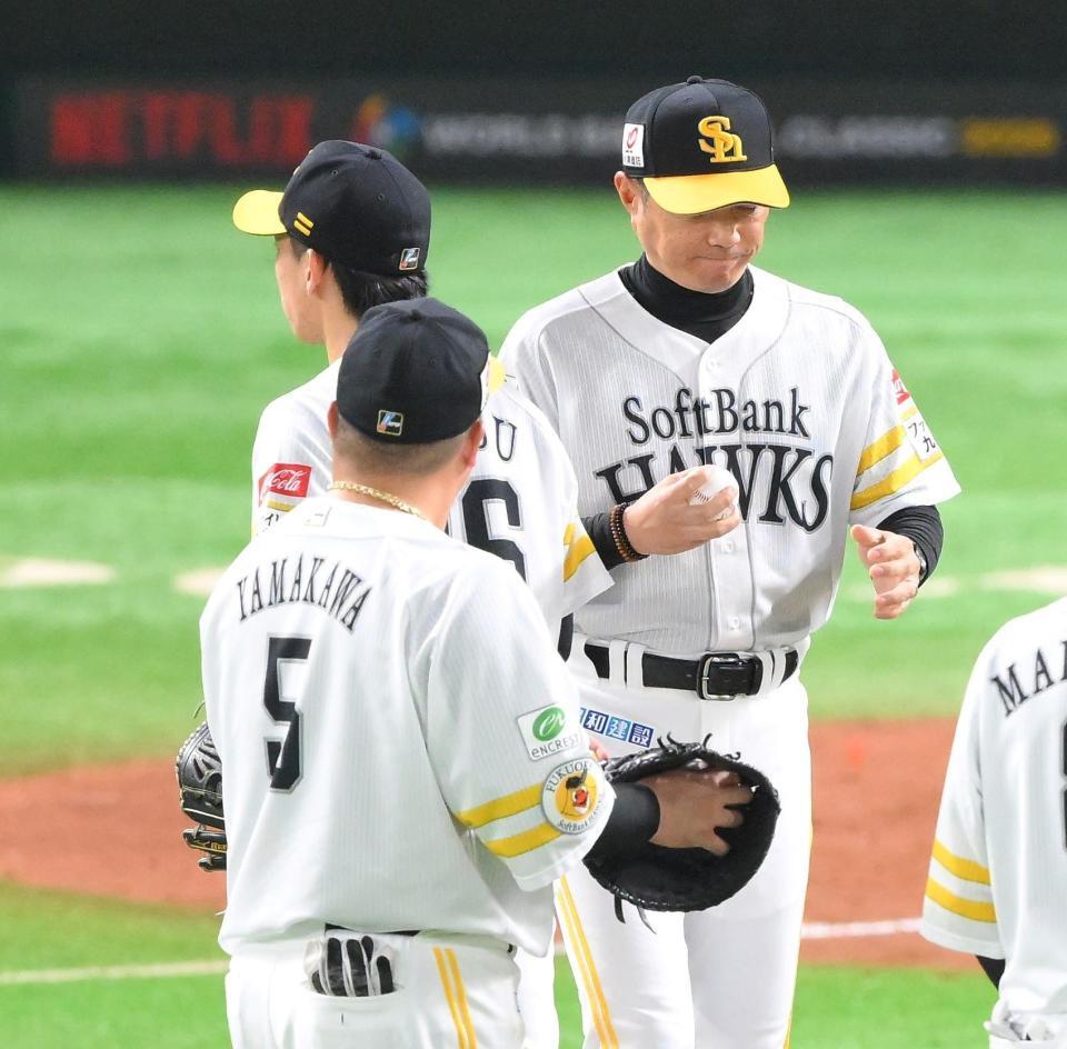 　４回、先制を許した大津（奥左）を交代させる小久保監督（撮影・伊藤笙子）