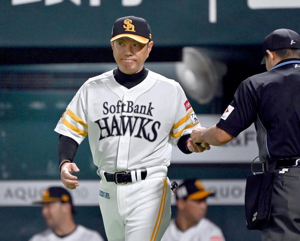 　４回、投手交代を告げてマウンドに向かう小久保監督