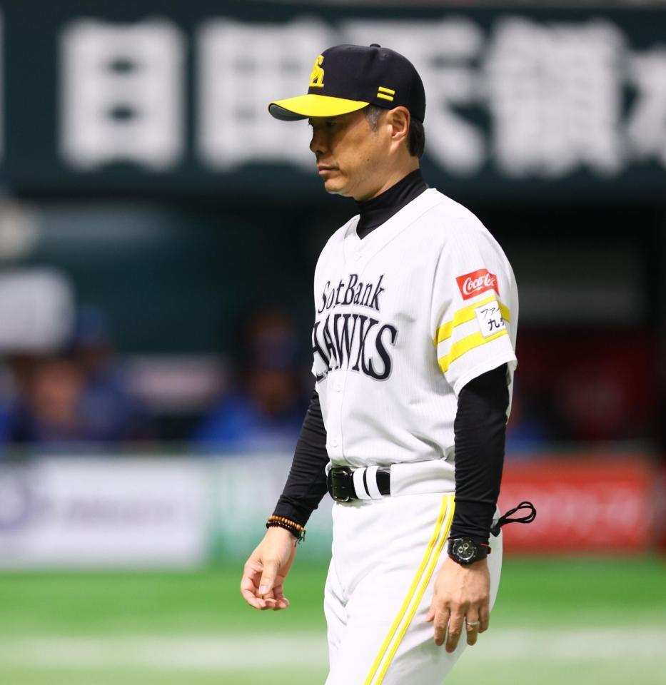 　４回、大津の交代を告げ、ベンチに戻る小久保監督（撮影・中島達哉）