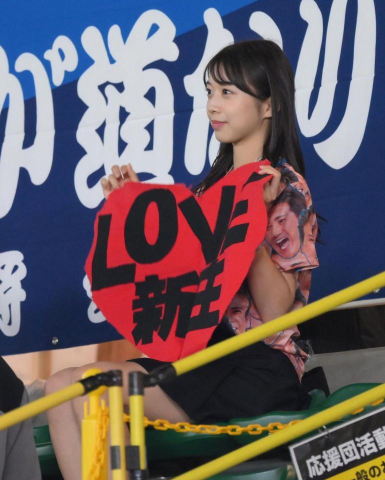 　コンサートを終え、日本ハムの応援に駆けつけたモーニング娘。’２５・牧野真莉愛（撮影・伊藤笙子）