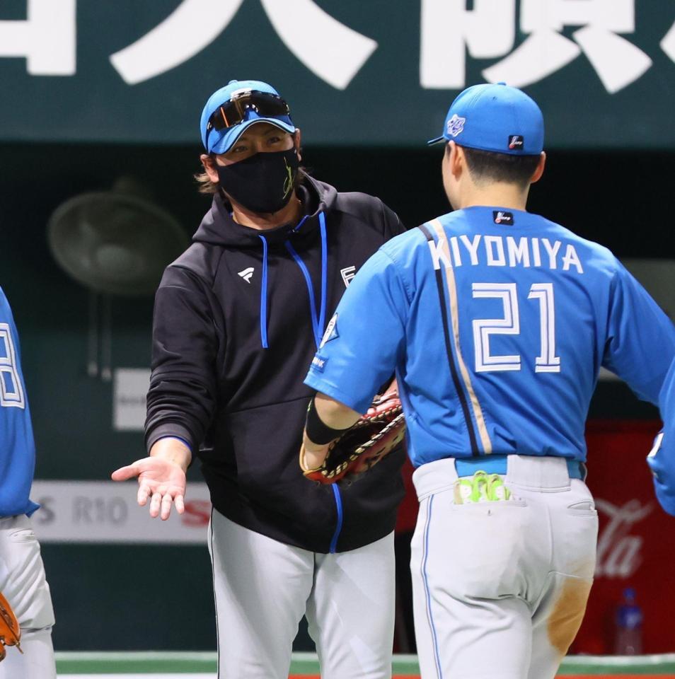 　ソフトバンクに３連勝し、清宮幸（右）らナインを迎える新庄監督（撮影・中島達哉）