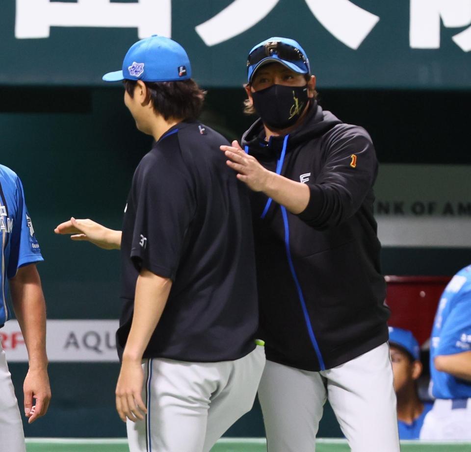 　ソフトバンクに３連勝し、古林（左）を迎える新庄監督（撮影・中島達哉）