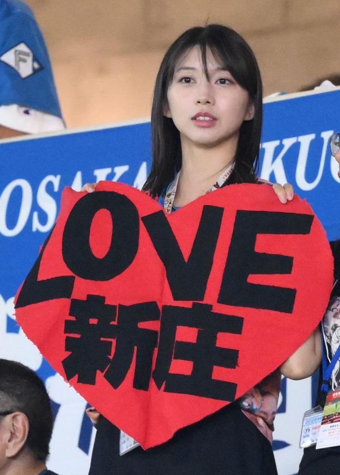 　レフトスタンドで応援する牧野真莉愛＝１７日