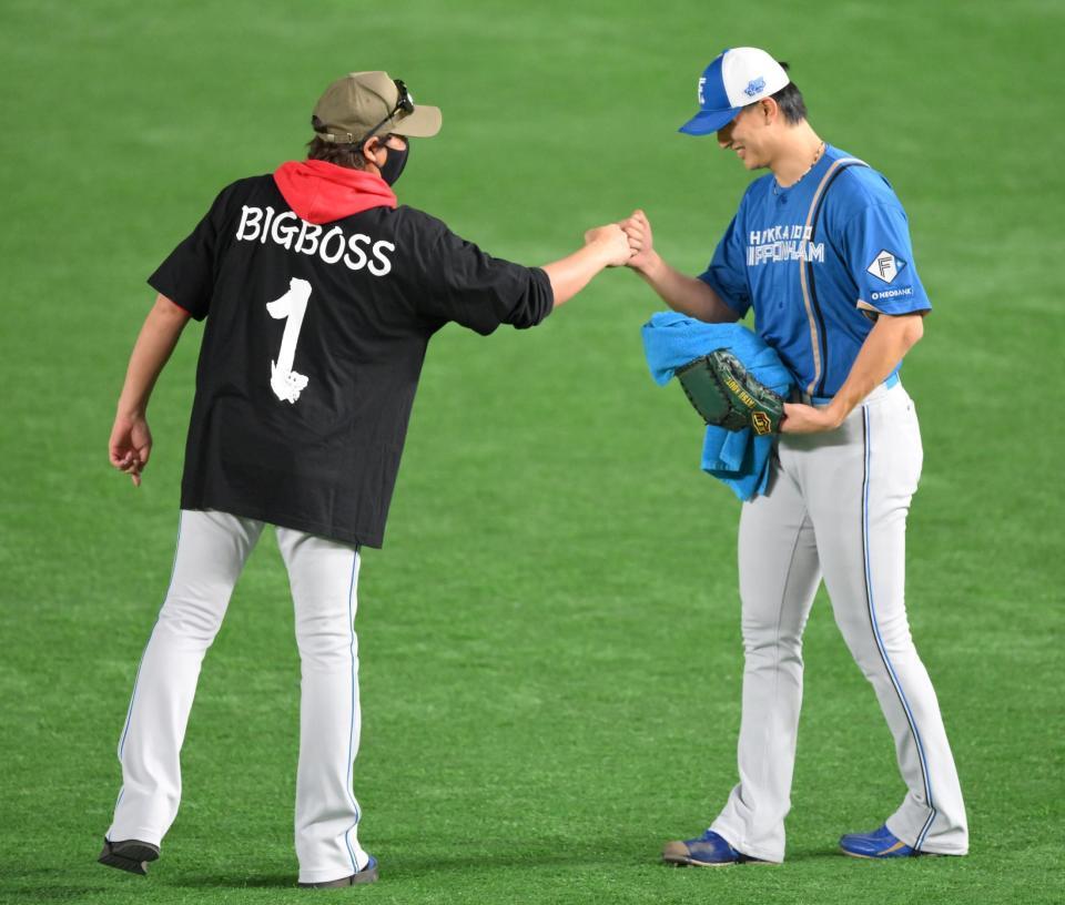 　試合前、新庄監督（左）とグータッチする達（撮影・伊藤笙子）