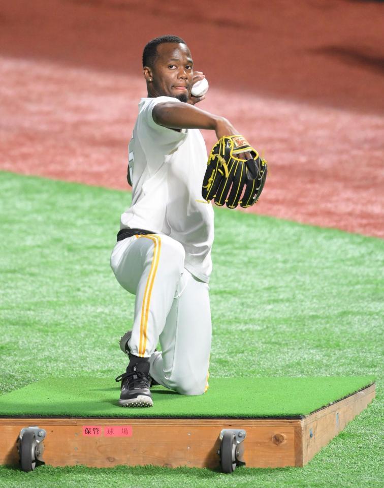 　片膝をつきながら投げるモイネロ（撮影・伊藤笙子）