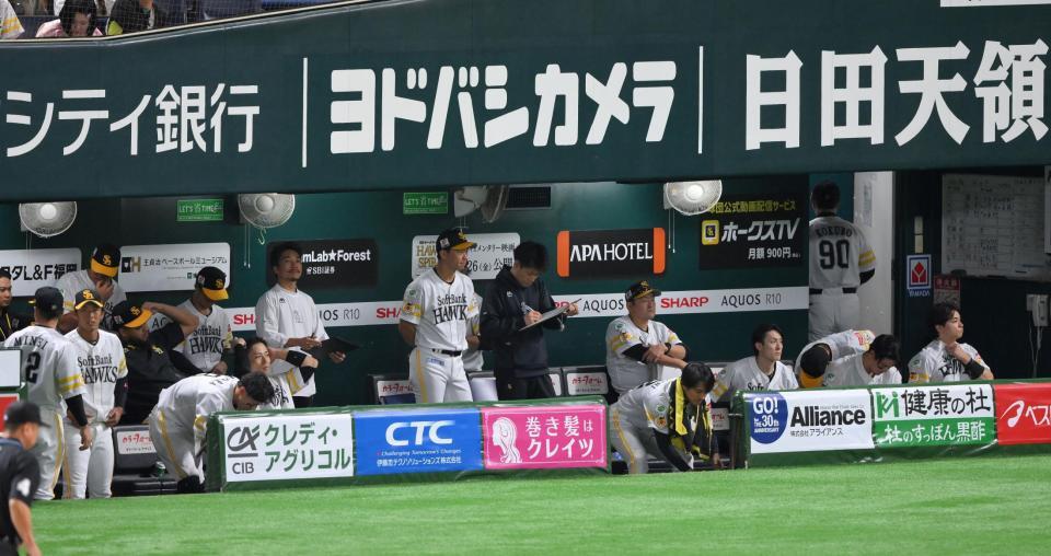 　王手から３連敗で後がなくなったソフトバンクベンチ（撮影・伊藤笙子）