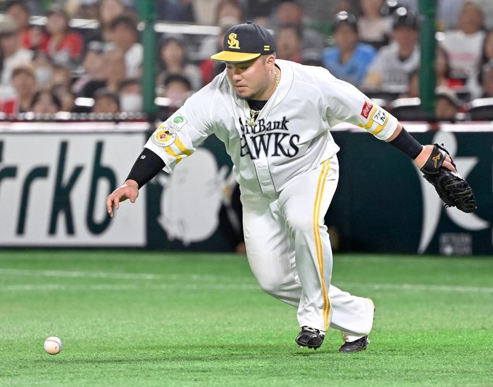 　６回、水野のゴロを失策する一塁手・山川