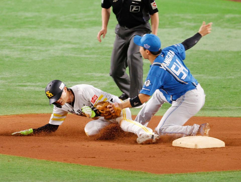 　１回、周東（左）が遊撃手山県と交錯するも二盗