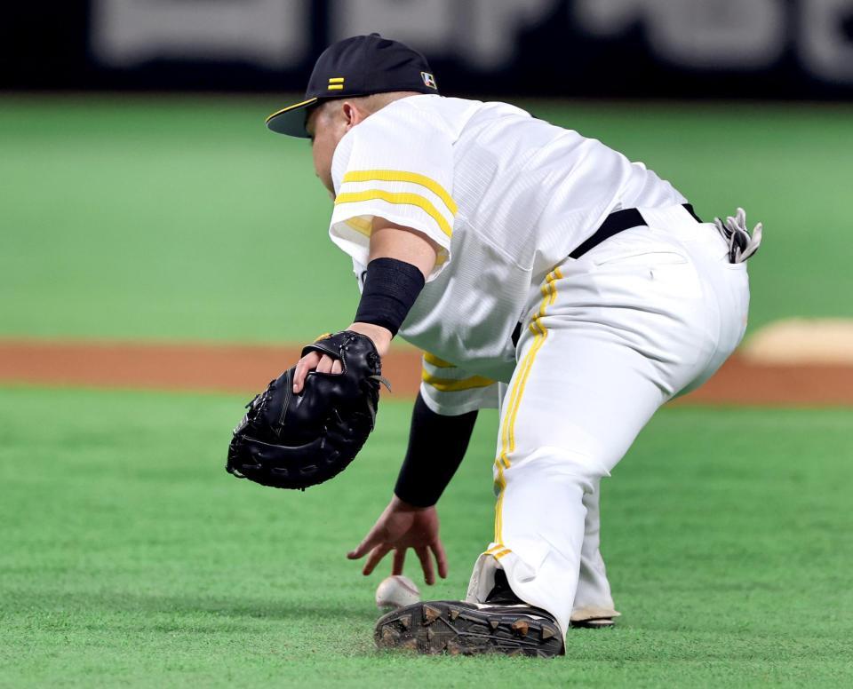 　６回、水野のゴロを失策する一塁手・山川