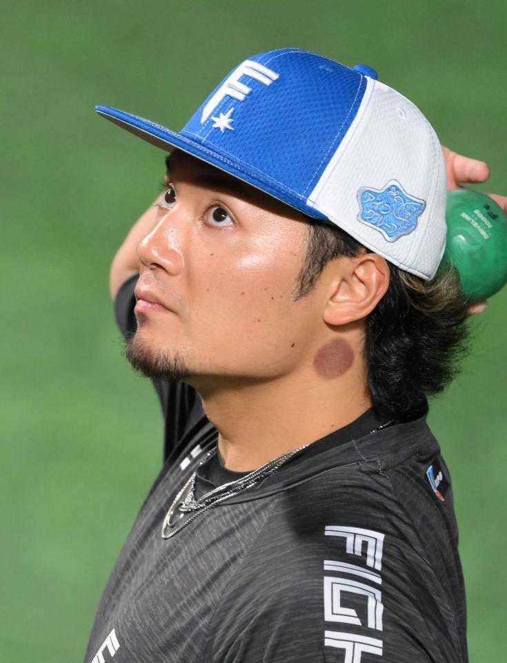 　トレーニングボールを持つ伊藤（撮影・伊藤笙子）