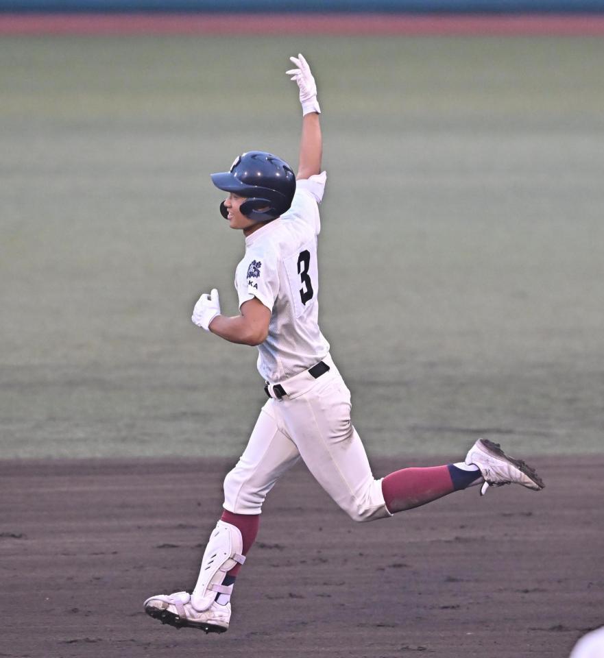 　９回、ソロを放ちダイヤモンドを一周する大阪桐蔭・谷渕瑛仁（撮影・西田忠信）