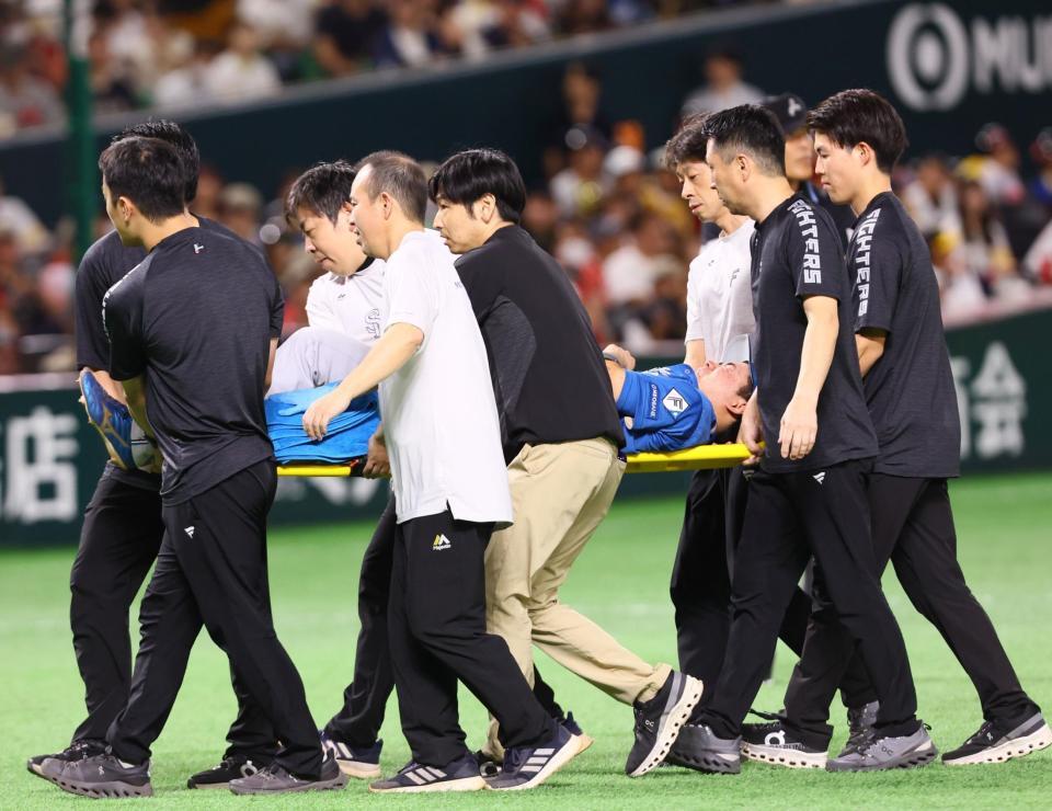 　１回、担架で運ばれる山県（撮影・中島達哉）