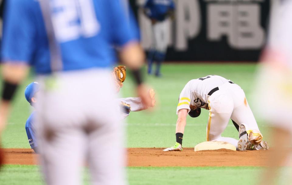 　１回、周東（右）が二盗する際に山県と交錯して両者倒れ込む（撮影・中島達哉）