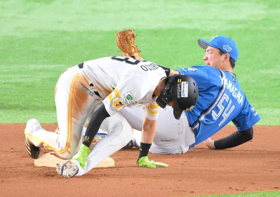 　１回、二盗時に交錯する周東（手前）と山県（撮影・伊藤笙子）