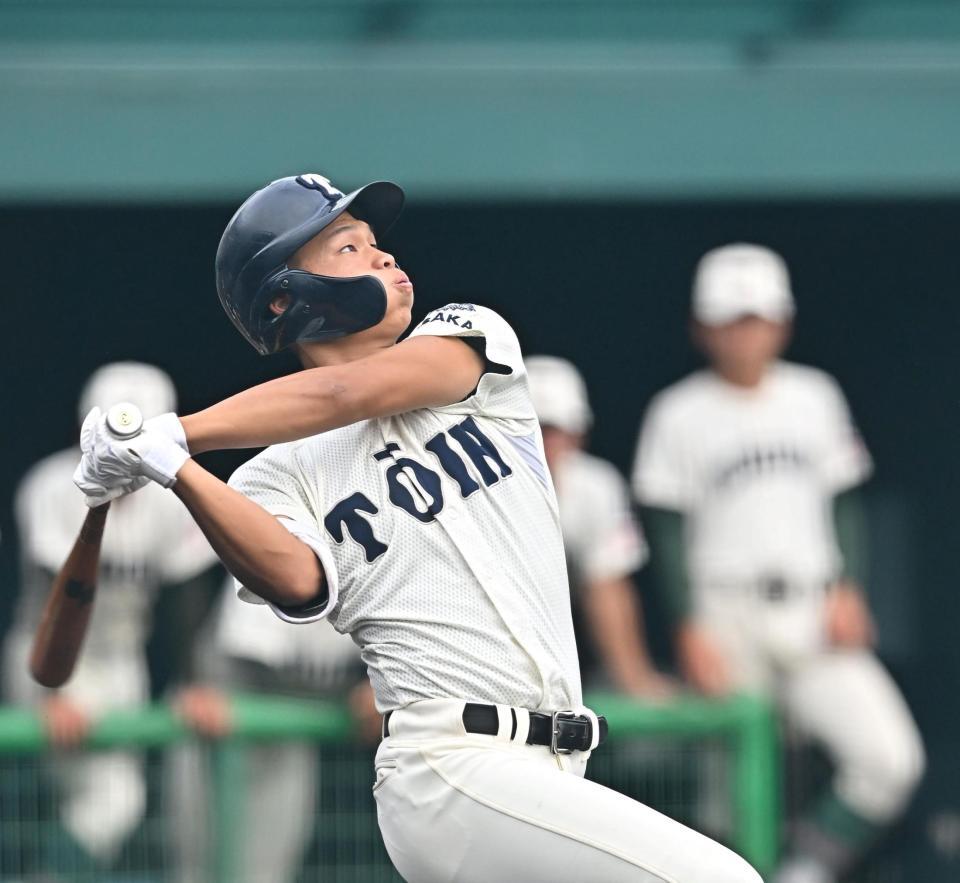 　７回、三塁打を放つ大阪桐蔭・谷渕瑛仁（撮影・西田忠信）