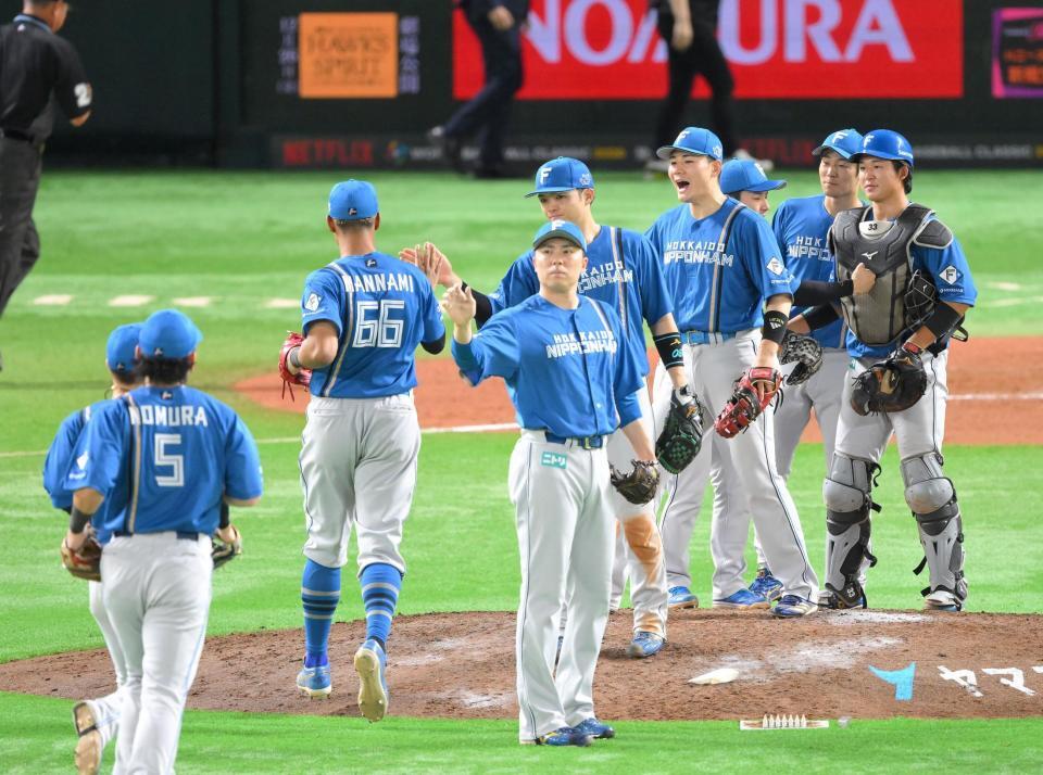 　３連勝で逆王手を掛けた日本ハムナイン（撮影・伊藤笙子）