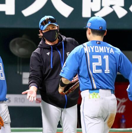 　ソフトバンクに３連勝し、清宮幸（右）らナインを迎える新庄監督（撮影・中島達哉）