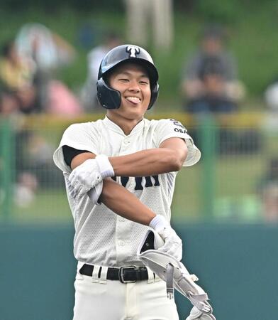 　３回、適時二塁打を放ち笑顔を見せる谷渕