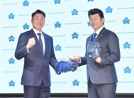 　会見で三浦大輔前監督（右）とポーズを決め闘志を燃やす相川亮二新監督（撮影・開出牧）