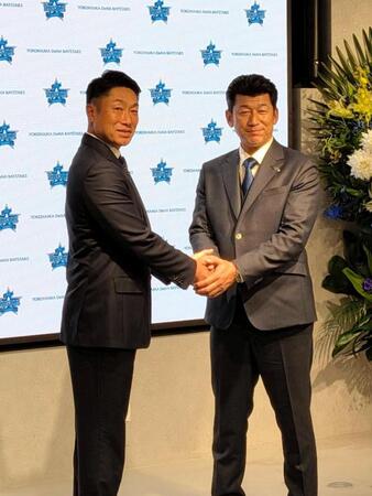 　会見を行った（左から）相川新監督、三浦前監督