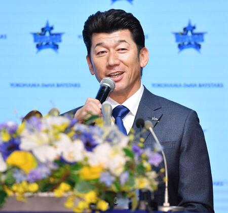　退任会見で笑顔であいさつする三浦大輔前監督（撮影・開出牧）