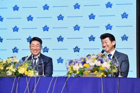 　会見で相川亮二新監督（左）を激励する三浦大輔前監督（撮影・開出牧）