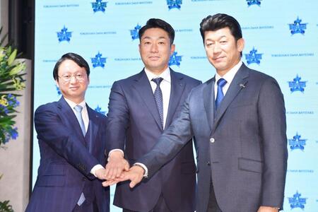 　会見で団結ポーズを決める相川亮二新監督（中央）。左は木村洋太社長、右は三浦大輔前監督（撮影・開出牧）
