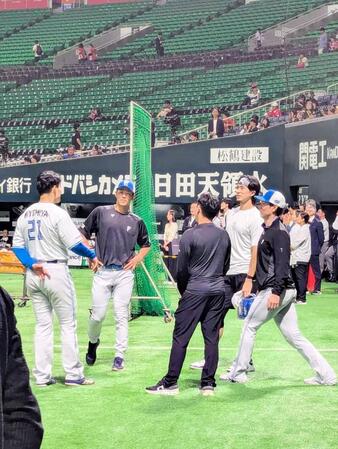 日本ハム　清宮幸太郎＆松本剛がソフトバンク・上沢直之と旧交温める　最終決戦前にリラックスした表情