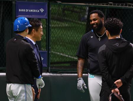 【写真】助っ人では異例のシーン　日本ハム・レイエスがニッコニコでオリ３連覇監督と談笑