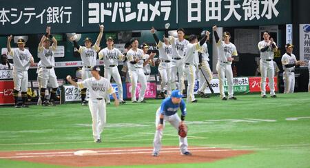 　３回、清宮幸（手前）の悪送球間に先制点を挙げ、喜ぶソフトバンクナイン（撮影・伊藤笙子）