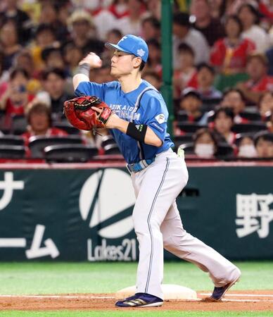 　３回、周東の一ゴロを二塁へ悪送球する清宮