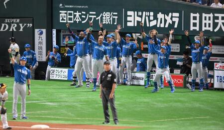 【写真】新庄監督もめっちゃノリノリｗ　同点打で日本ハムのベンチ前に１０人以上！？勢いにじんだワンシーン