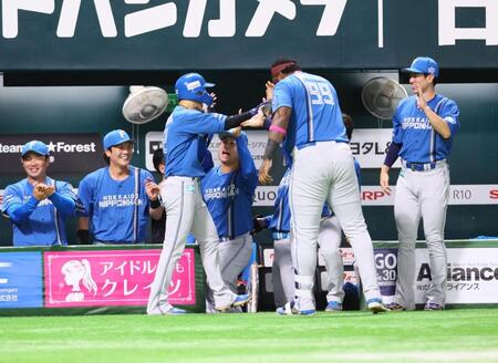 　４回、郡司の同点打で生還した矢沢（中央左）を迎える日本ハムナイン（撮影・中島達哉）