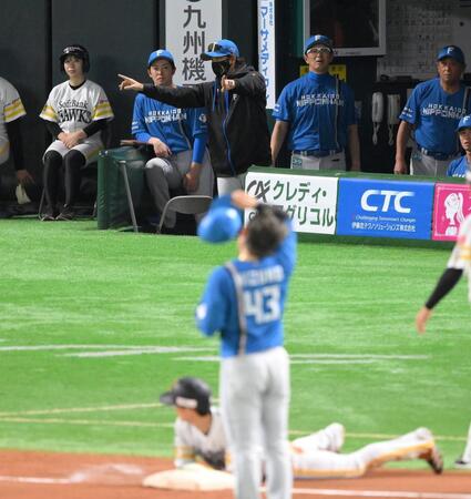 【写真】新庄監督が決死のリクエスト→見事成功で３点目を防ぐ　周東の足より郡司のタッチが早く