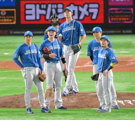 　５回、周東の内野安打に対するリプレー検証の映像を見つめる達（中央）ら日本ハムナイン（撮影・伊藤笙子）