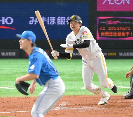 　５回、達（手前）から右前へ勝ち越し適時打を放つ川瀬（撮影・伊藤笙子）