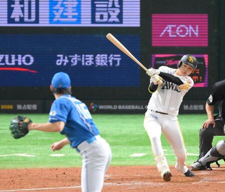 　５回、達（手前）から右前へ勝ち越し適時打を放つ川瀬（撮影・伊藤笙子）