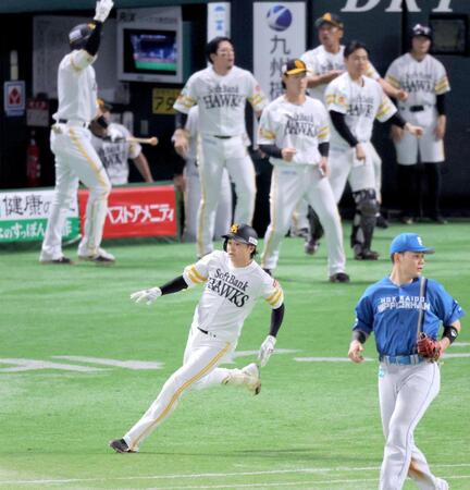 　５回、川瀬が右前に勝ち越し打を放つ