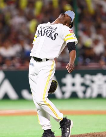 　７回、マルティネスに四球を与え、がっくりするモイネロ（撮影・中島達哉）