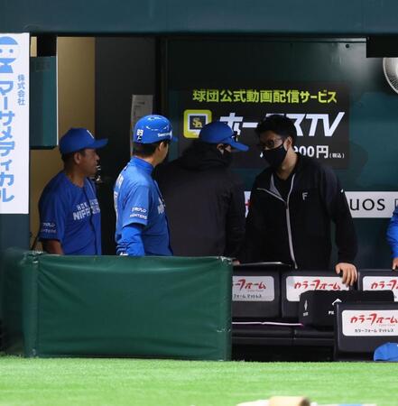 　ソフトバンクに敗戦し、引き揚げる新庄監督（中央）＝撮影・中島達哉