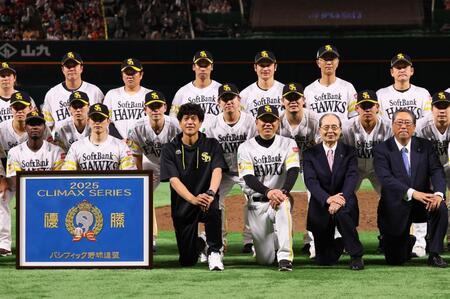 　記念撮影に応じる小久保監督（中央右）、王会長（右から４人目）らソフトバンクナイン（撮影・中島達哉）