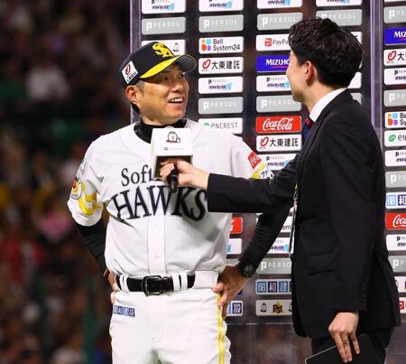 　勝利監督インタビューで答える小久保監督（左）＝撮影・中島達哉