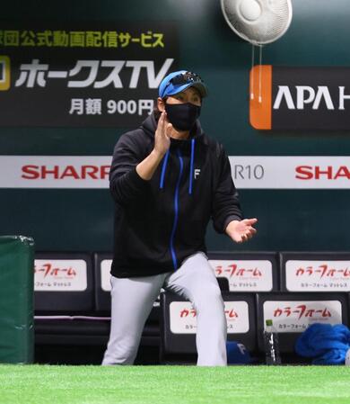 　８回、選手交代を告げにベンチを出る新庄監督（撮影・中島達哉）