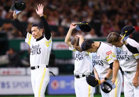 　スタンドのファンの歓声に応える小久保監督（左）ら（撮影・中島達哉）