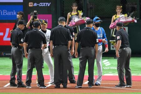 　メンバー表交換を終え、審判団と握手を交わす小久保監督（奥左）と新庄監督（同右）＝撮影・伊藤笙子