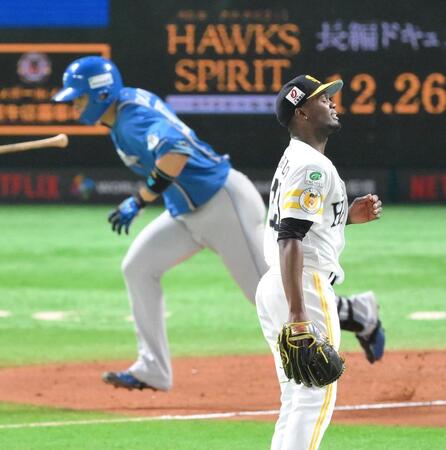 　４回、郡司（奥）に同点適時二塁打を浴びるモイネロ（撮影・伊藤笙子）